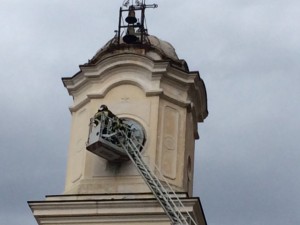 Il campanile di Massa Lubrense colpito da fulmine