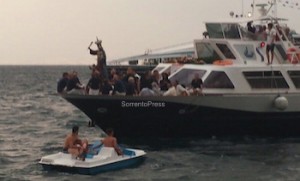 Consegna delle offerte durante la processione della Madonna del Soccorso