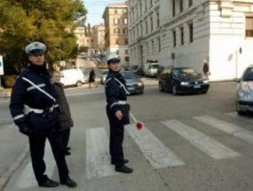 Rubano un ciclomotore e forzano un posto di blocco, ma vengono inseguiti ed arrestati.