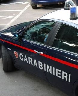 Rubano un casco e provocano un incidente durante la fuga, arrestati dai carabinieri