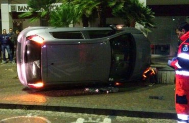 Auto si ribalta in piazza Lauro, miracolosamente illeso il conducente