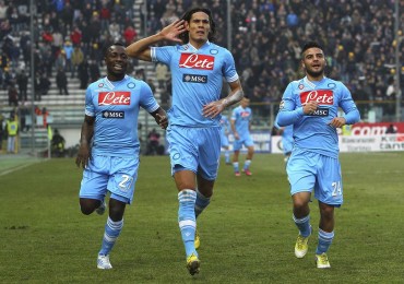 Il Napoli vola con Hamsik e Cavani, Juve a – 3