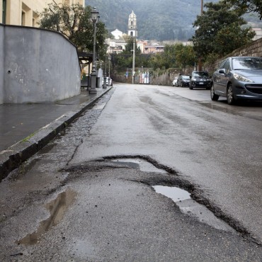 Strade colabrodo, il Comune di Meta sblocca 40mila euro per gli interventi