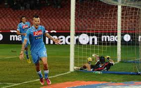 Il Napoli piega 2 a 0 il Catania e vola in testa alla classifica