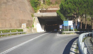 Treno bloccato, assalto dei vandali alla galleria di Seiano