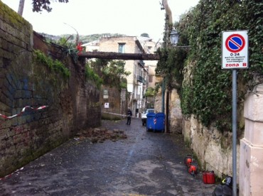 Via Rampe Sant’Anna chiusa per la caduta di un albero