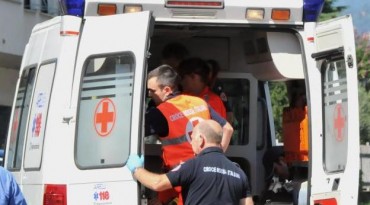 Cade nel vuoto mentre ripara la tettoia di casa, grave 45enne