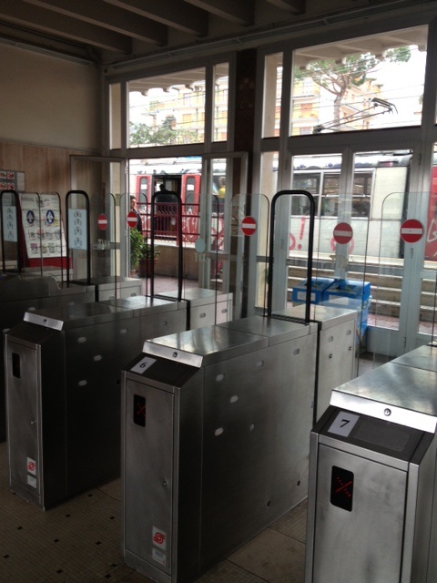 Una sala di accoglienza per i turisti alla stazione di Sorrento