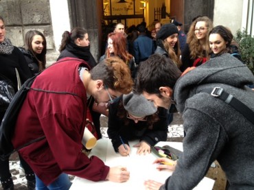 Gli studenti del liceo artistico “Grandi” protestano all’ingresso del Comune