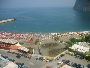 Ladro sulla spiaggia di Meta, denunciato