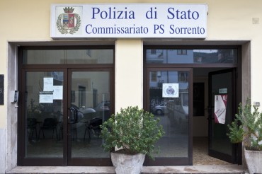 La procura ha inviato gli avvisi di conclusione indagini ai tre agenti del commissariato sorpresi a casa a dormire durante il turno di notte