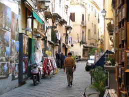 Centro storico di Sorrento: chiuso un tratto di via San Cesareo per il distacco di parti di un palazzo