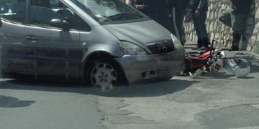 Incidente a Piano, coinvolta una vettura e un motard