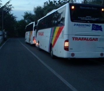 Autobus in sosta lungo la strada: Rischio incidenti a Casarlano, ma i vigili non si vedono