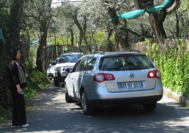 Fine settimana di caos a Marina di Puolo: Spiagge e ristoranti presi d’assalto da centinaia di persone, ma parcheggi sbarrati ed auto in sosta lungo la strada