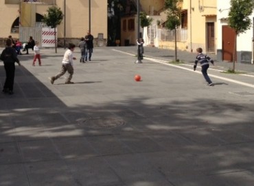 A Vico vietato giocare a calcio in piazza Kennedy