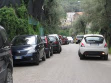 Ennesima giornata di caos a Marina di Puolo a causa della chiusura dei parcheggi