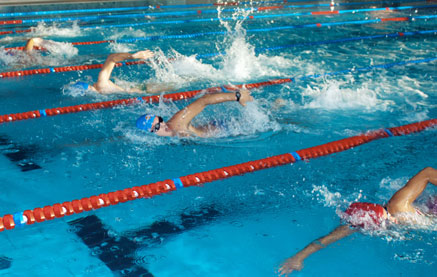 Gli studenti del San Paolo a lezione di nuoto e salvamento