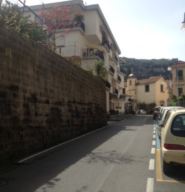 Tenta di truffare un’anziana ma viene smascherato e si da alla fuga