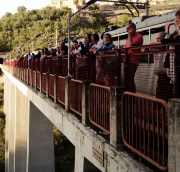 Calcio contro finestrino del treno, feriti due studenti della penisola