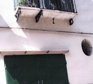 Meta, balcone a rischio crollo a via Santa Lucia
