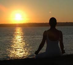 Stasera yoga in riva al mare alla Regina Giovanna