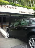 Auto in bilico sulle scale del centro congressi del Sorrento Palace