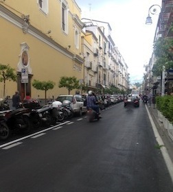 Parcheggi per i motorini sul Corso Italia, via libera del Comune