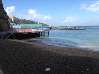 A Sorrento riaprono spiaggia e solarium di San Francesco ma solo per anziani e bambini