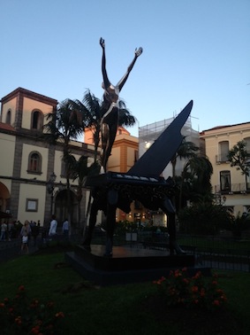 Arriva il “Piano Surrealista”, piazza Sant’Antonino abbraccia Dalì