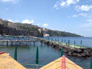 Maltempo in penisola, stabilimenti deserti dopo un maggio terribile