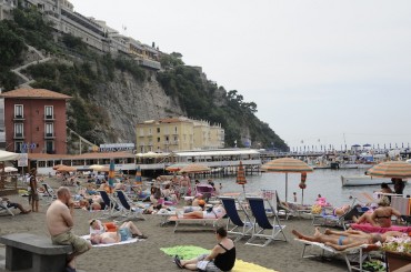 Sequestrati i lettini da mare che la cooperativa Sant’Anna noleggia ai bagnanti di Marina Grande