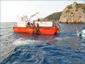 Il mare di Sorrento pulito dallo spazzamare di Punta Campanella