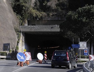 Smog in località Bikini, interviene l’Anas con chiusure del tunnel