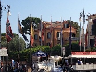 Nuove bandiere per il belvedere di piazza Tasso