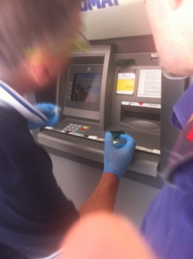 Clonavano carte di credito nello sportello bancomat della Deutsche Bank di piazza Lauro