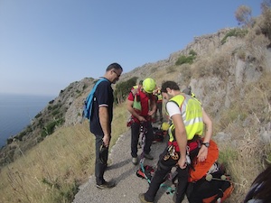 Simulazione di salvataggio alla Baia di Ieranto: Ferito calato con una barella da un costone alto 60 metri