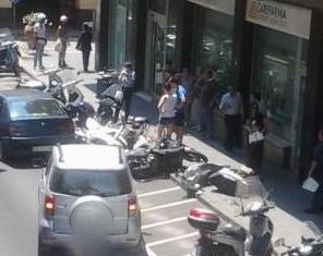 Auto sbanda sul Corso Italia e travolge i motorini in sosta, un ferito
