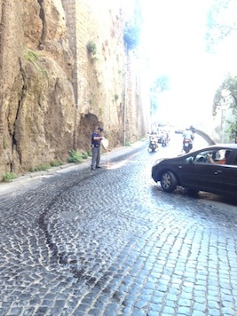 Auto perde olio nella strada del porto, scooter scivolano in sequenza