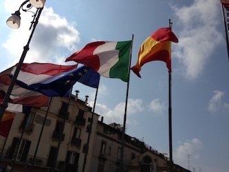 Sostituite le bandiere in piazza Tasso a tempo di record