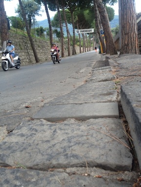 Via San Renato: strada al limite (se non oltre) della praticabilità