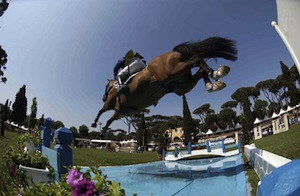 “Galà equestre degli angeli senza ali”, salti, esercizi  ed acrobazie in sella ai cavalli