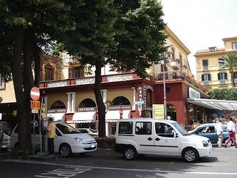 Aumentano le tariffe dei taxi di Sorrento, Federalberghi contraria