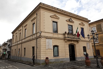 Al via il recupero di un’ala della scuola Bozzaotra e del molo di Puolo a Massa Lubrense