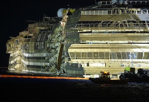 La Concordia sarà smantellata in Turchia, delusione nei porti di Castellammare e Napoli