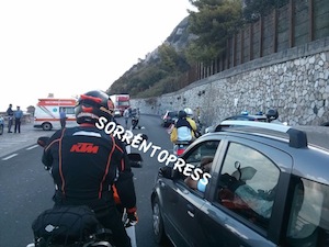 Grave incidente lungo la Statale Sorrentina tra due motociclette, traffico bloccato