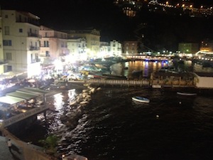 Sorrento. Dissidi per le luminarie di Sant’Anna a Marina Grande, riprende l’installazione