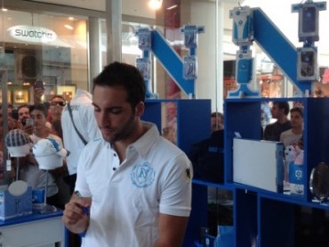 Gonzalo Higuain commesso per un giorno al centro commerciale “Campania”