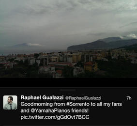 Da Sorrento il cantautore Raphael Gualazzi saluta i suoi fans su twitter