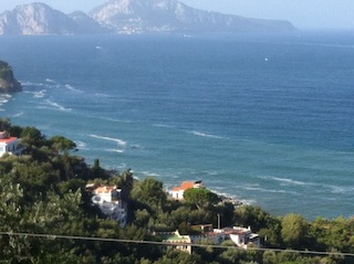 Chiazze di schiuma nel mare di Massa Lubrense